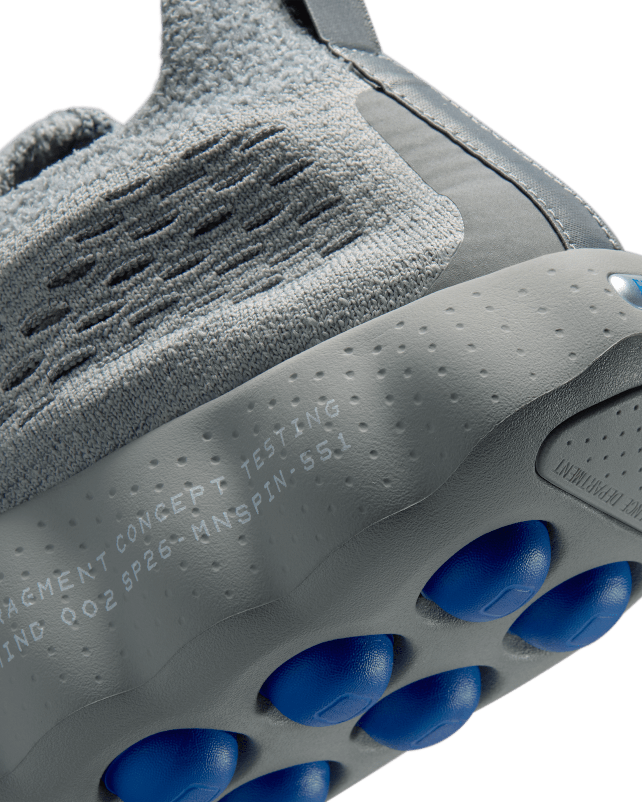 NIKE公式】Mind 002 x フラグメント 'Particle Grey' (IQ8504-001